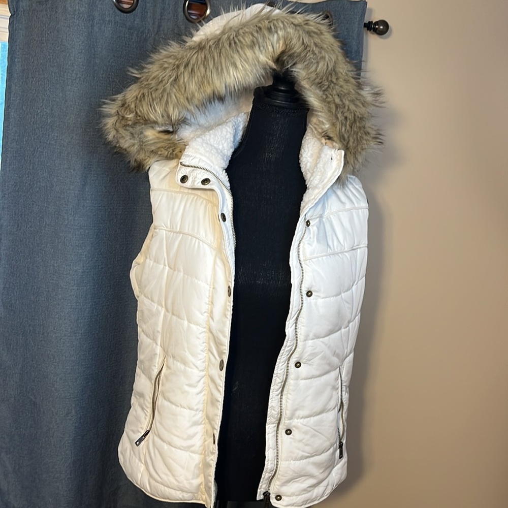 Aeropostale White Vest Size L/G. Never worn w/tags